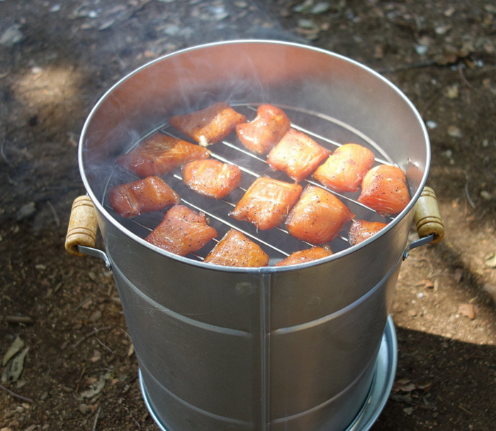 スモークウッドで燻製された肉