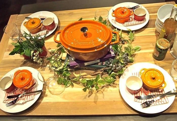 食卓の中止に置かれたストウブの鍋