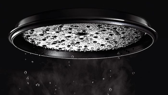 ストウブの鍋の蓋が水分を蒸気に帰る様子