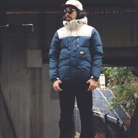 ネイタルデザインのAARON DOWN JACKET X NANGAを着た男性