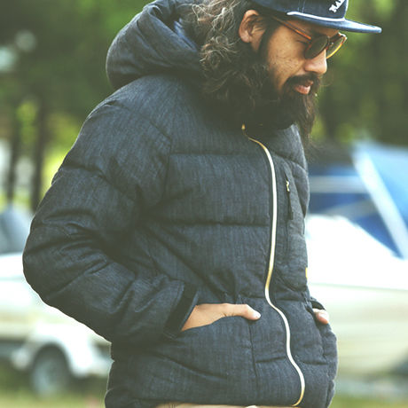 ネイタルデザインのIGLOO DOWN JACKET DENIM X NANGAを着た男性