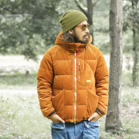 ネイタルデザインのIGLOO DOWN JACKET CORDUROY X NANGAを着た男性
