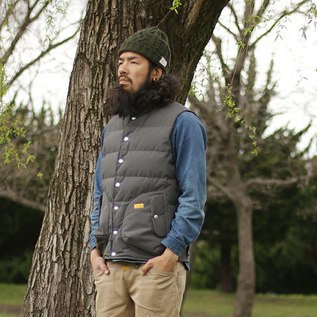ネイタルデザインのGOOD OLD DOWN VEST4 X NANGAを着た男性