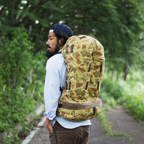 ネイタルデザインのRIVENDELL MOUNTAIN WORKS × NATAL DESIGN " JENSEN PACK"を背負った男性