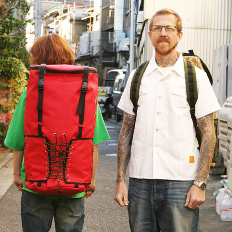 ネイタルデザインのBIG DRUM BAGを背負った男性