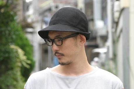 ネイタルデザイン帽子 Hunter Hatをかぶった男性