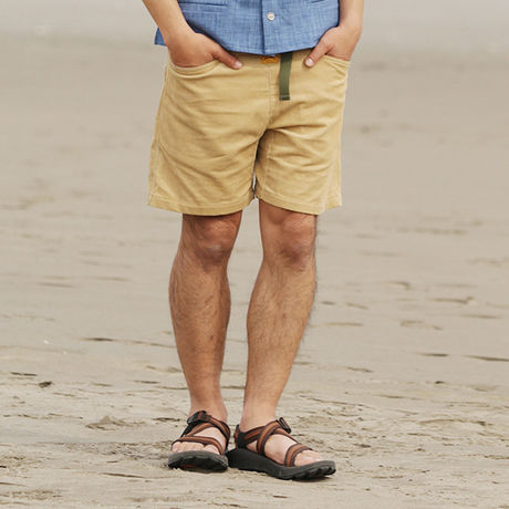 ネイタルデザインのハーフパンツ EL CAPITAN SHORTS CORDUROYを履いた男性