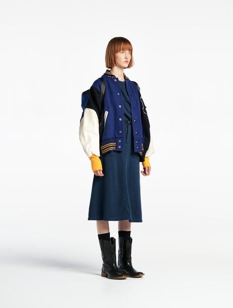 クルーのトレーナーとスカートに私服を合わせたコーディネート