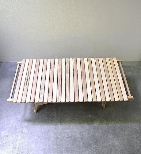 折りたたみ式のアウトドアテーブル