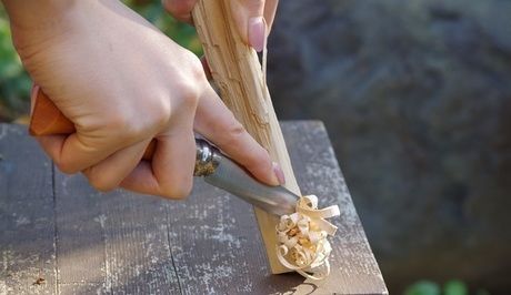 オピネルナイフで木を削る様子
