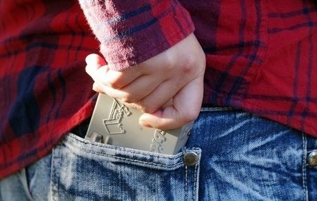 ポケットに入れられたエスビットのポケットストーブ