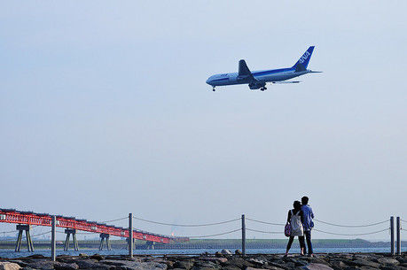 城南島海浜公園と間近で飛ぶ飛行機