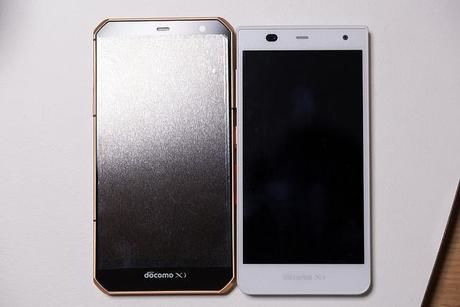 電源が入っていない2台のスマホ