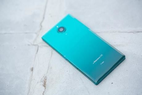 裏向きに置かれたスマホ
