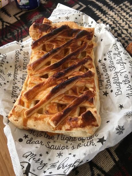 焼き目のついたアップルパイ