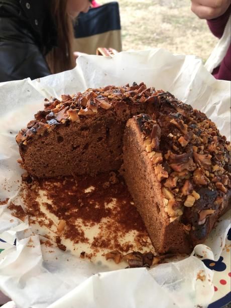 ホールのチョコレートケーキ