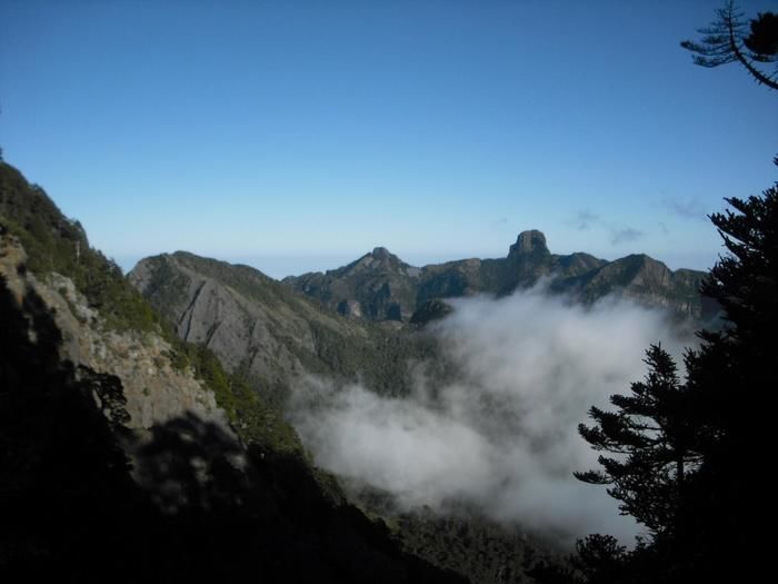雲がかかる山