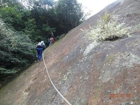 危険箇所を登山する人たち