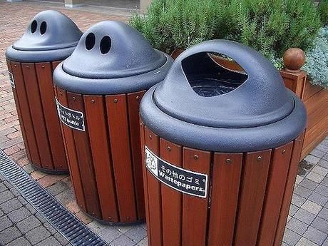 外に置かれたゴミ箱