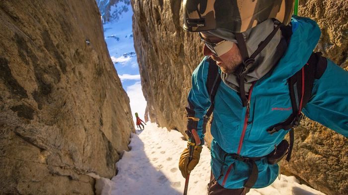 パタゴニアを着て登山をする人