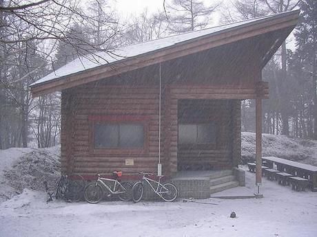 雪山に建つ無人小屋
