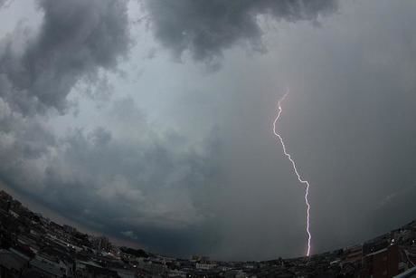 落雷する尾根