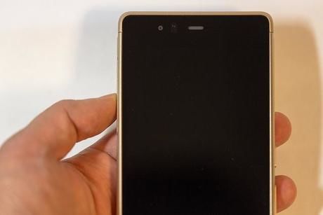スマートフォンを操作する様子