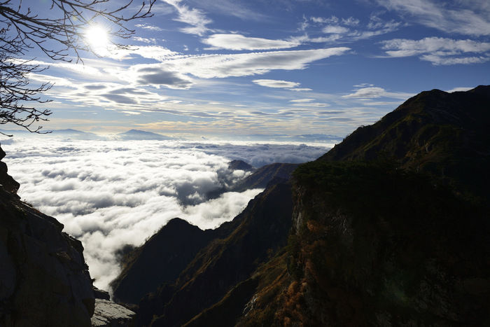 青空と険しい山