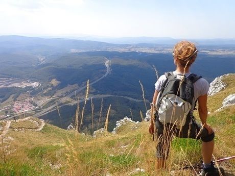 ハイキングをする男性