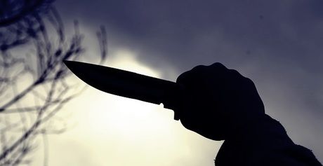 空にナイフをかざしている様子