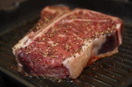 鉄板で焼かれた牛肉