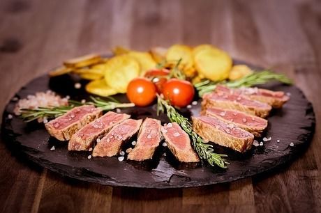 お皿の上に盛られた豚肉
