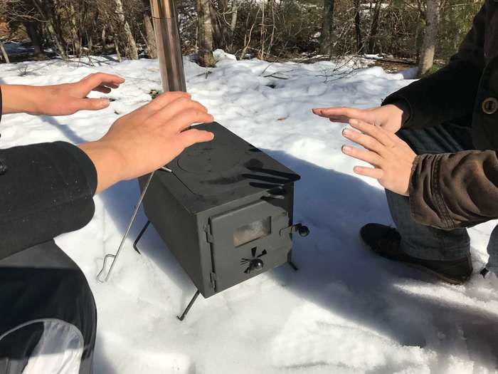 DoDのはじめてのまきちゃんで暖を取る様子