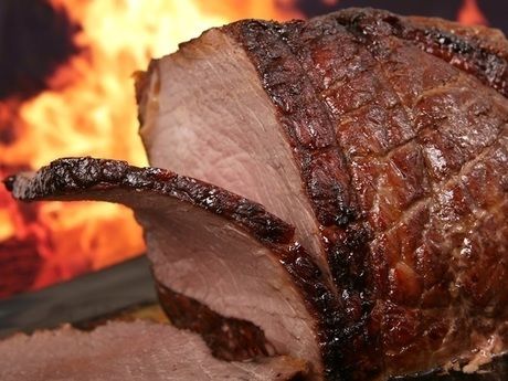 カットされた大きなステーキ肉