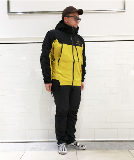 THETA AR JACKETを着用した男性