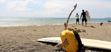 ビーチに置かれたストリームトレイルのバック