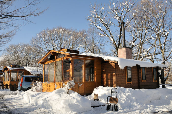 雪に埋もれたコテージ