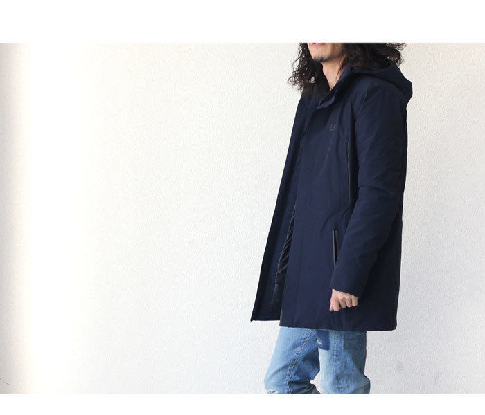 ウーバーのジャケットを着た男性