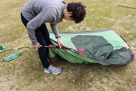 インナーテントにポールを通している様子