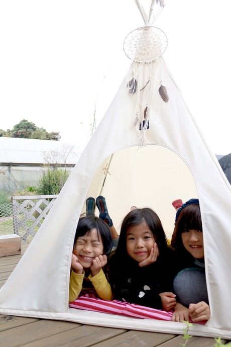 スパイスのFESTA HOME TEEPEE TENTに入る子供達