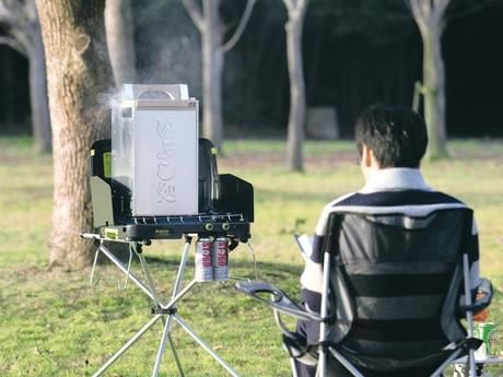 キャンプ場で燻製作りをしている様子