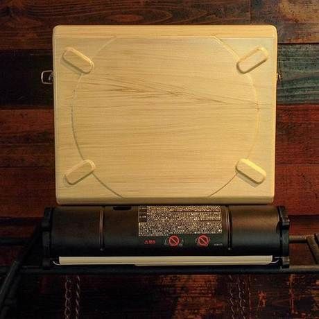 上部の蓋部分を木目調の塗装したイワタニのカセットコンロ「マーベラス」