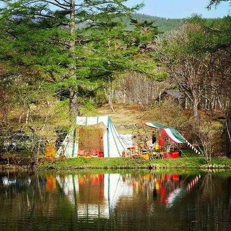 カラフルな「CAMP on PARADE」オリジナルタープを張った様子