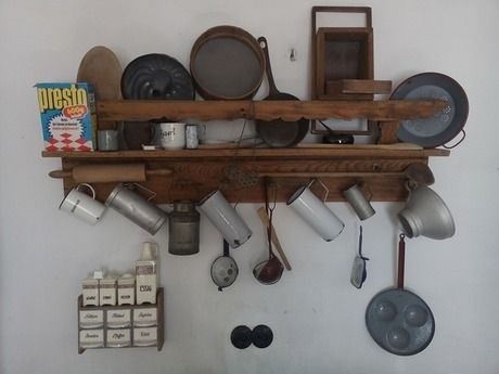 棚に収納されている調理器具