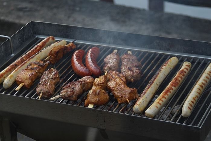 グリルで焼かれた肉とソーセージ