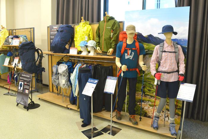 モンベルの新商品展示会で展示されている商品