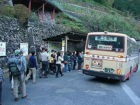 バス停に並ぶ人々