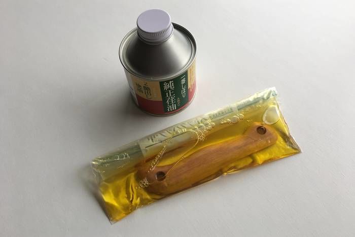 油に付け込まれたナイフ