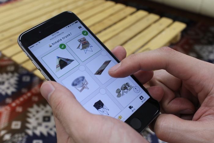 スマートフォンを操作する様子