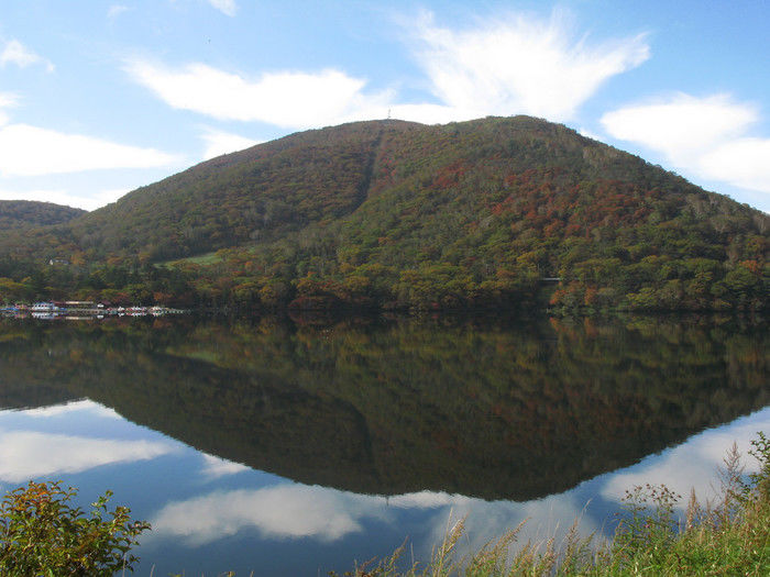 赤城山と赤城山前に広がる湖